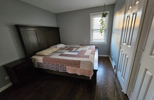East Side House | Chic 1-bedroom bungalow in fantastic Chicago with WiFi, AC