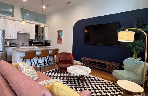 Near West Side Apartment | Chic 1 BR w Parking S