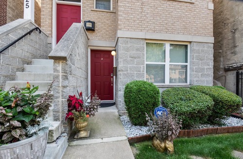 Grand Boulevard Apartment | Chic 2-bedroom apartment in vibrant Chicago with AC, WiFi