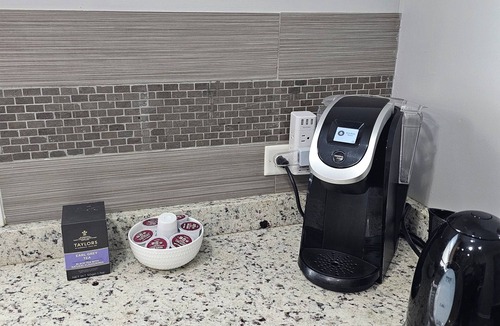 North Austin Apartment | Chic 2-bedroom apartment in fabulous Chicago with AC, WiFi