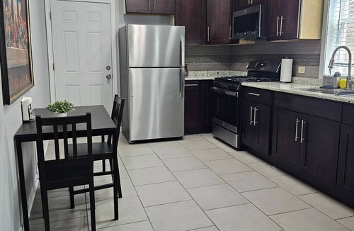 North Austin Apartment | Chic 2-bedroom apartment in fabulous Chicago with AC, WiFi