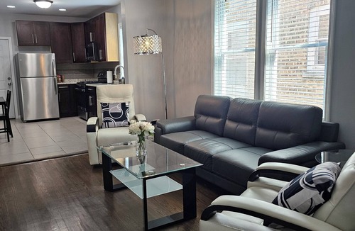 North Austin Apartment | Chic 2-bedroom apartment in fabulous Chicago with AC, WiFi