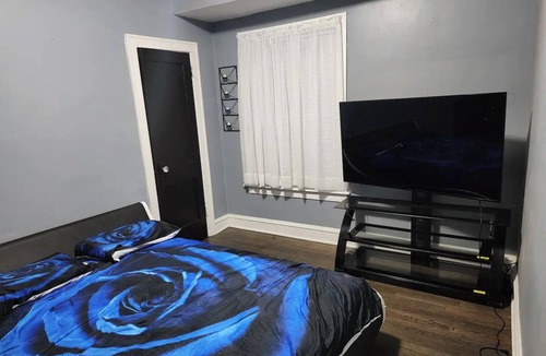 Gresham Apartment | Chic 2-bedroom apartment with AC, WiFi in vibrant Chicago
