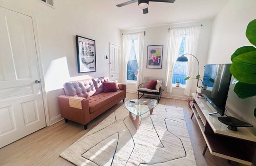 Bucktown Apartment | Chic 2-bedroom apartment w/free parking, quiet Bucktown, Walker/Biker paradise
