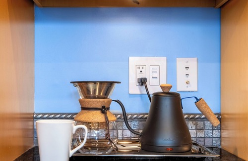 Rogers Park Apartment | Chic 2-bedroom apartment in beautiful Rogers Park with WiFi & EV Charger