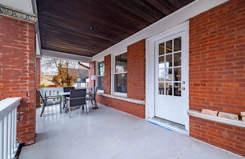Rogers Park Apartment | Chic 2-bedroom apartment in beautiful Rogers Park with WiFi & EV Charger