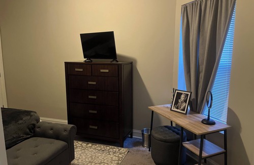 Washington Park Apartment | Chic 2-bedroom apartment in historic Chicago neighborhood with theater, Wifi