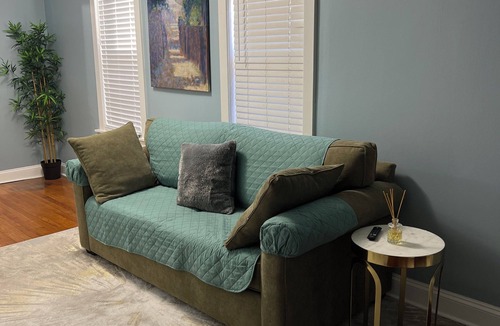 West Town Apartment | Chic 2-bedroom apartment with WiFi, AC in delightful Logan Square Chicago