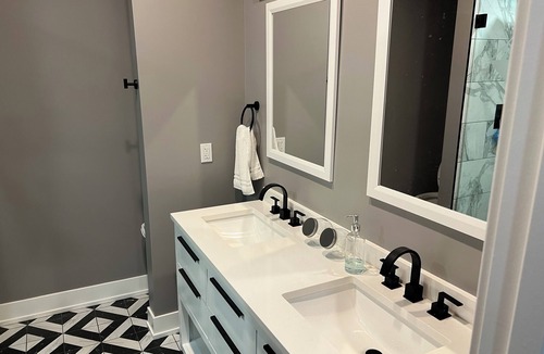 North Lawndale Apartment | Chic 3-bedroom apartment with WiFi and AC in delightful Chicago
