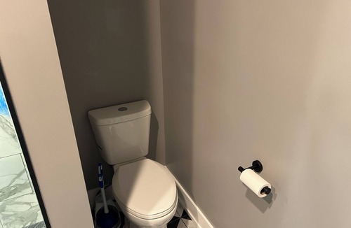 North Lawndale Apartment | Chic 3-bedroom apartment with WiFi and AC in delightful Chicago