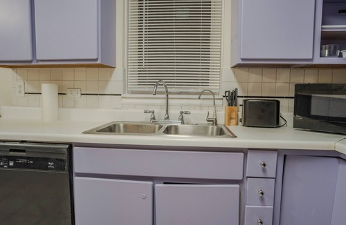 West Ridge Apartment | Chic 3-bedroom apartment with WiFi, AC in amazing Chicago