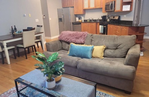 Woodlawn Condo | Chic 3-bedroom well-appointed condo near University of Chicago and Lakeshore