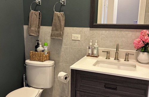 Woodlawn Condo | Chic 3-bedroom well-appointed condo near University of Chicago and Lakeshore