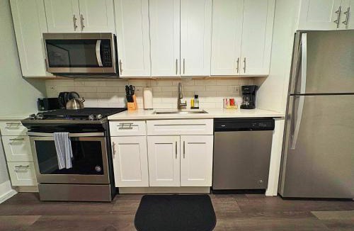 Sheffield and DePaul Apartment | Chic 3BR Hideout in Lincoln Park - Lincoln 3