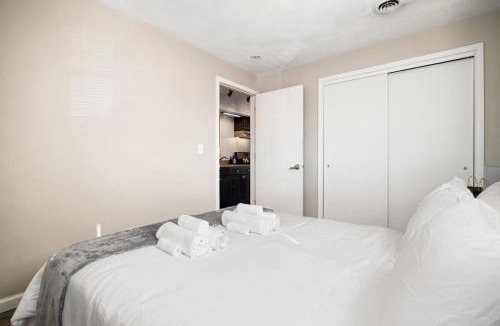 Peoria Apartment | Chic and Comfortable 1BR Apartment near Bradley U