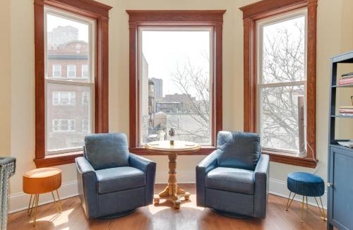 Buena Park Apartment | Chic Chicago Apartment about 1 Mi to Wrigley Field!