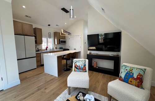 Avondale Condo | Chic Chicago Spa Retreat – Luxe & Light-Filled