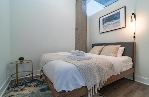 Near South Side Apartment | Chic Cozy 3BR Michigan Avenue Spacious Suite Close to Iconic Chicago Landmarks & Attractions