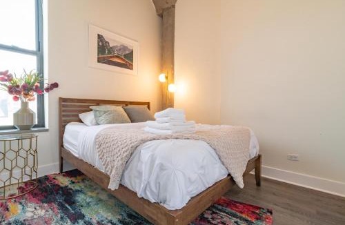 Near South Side Apartment | Chic Cozy 3BR Michigan Avenue Spacious Suite Close to Iconic Chicago Landmarks & Attractions