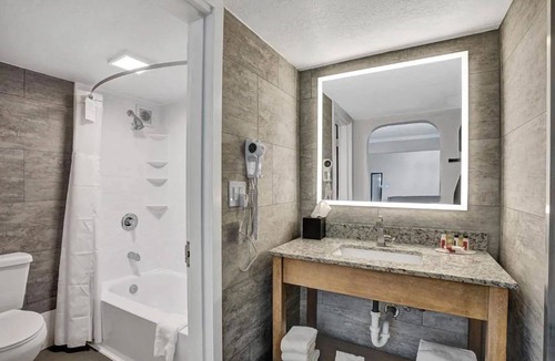 Downtown Hollywood Hotel | Chic Downtown Haven near Hollywood Beach Broadwalk! 2 Relaxing Units! Breakfast!