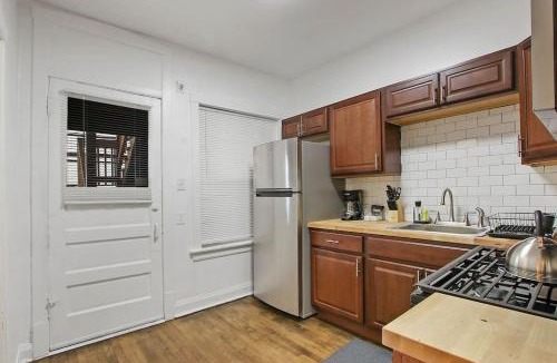 Avondale Apartment | Chic & Fully Furnished 2BR Apartment - Roscoe 1