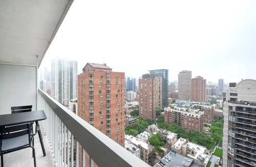 Rush and Division Apartment | Chic Gold Coast Convertible w/Lounge near Oak Street by Blueground