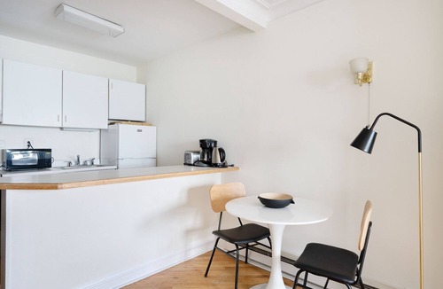 Gold Coast Apartment | Chic Gold Coast Studio w/Doorman & Gym, 2 blocks to L, by Blueground