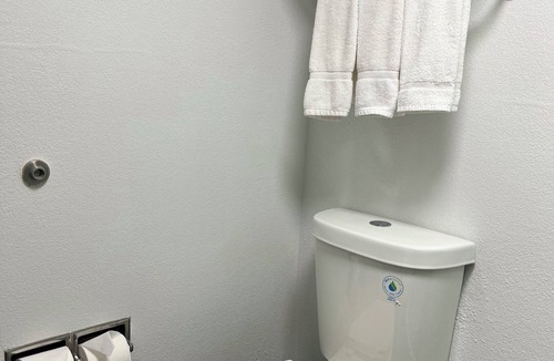 Schaumburg Hotel | Chic hotel with WiFi, fitness room, AC in lovely Schaumburg