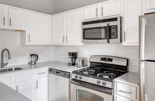 Lakeview Apartment | Chic Lakeview 2BR w/ W/D & Pool, 3 blocks to Lakefront, by Blueground