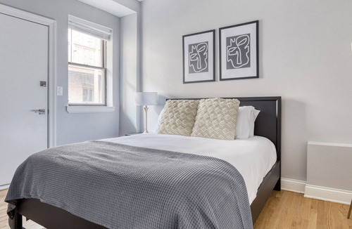 Lakeview Apartment | Chic Lakeview 2BR w/ W/D & Pool, 3 blocks to Lakefront, by Blueground