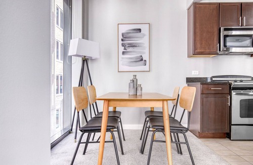Downtown Chicago Apartment | Chic Loop 1BR w/Pool & Dog Run, near Chicago Riverwalk, by Blueground