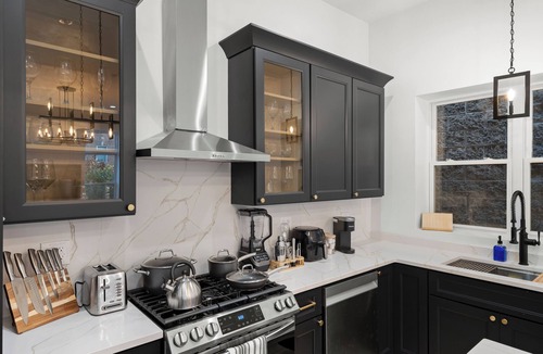 Tri-Taylor Condo | Chic Modern NEW Loft near United Center, UIC/IMD & Downtown W/Street Parking