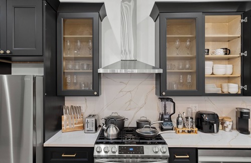 Tri-Taylor Condo | Chic Modern NEW Loft near United Center, UIC/IMD & Downtown W/Street Parking