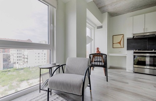 Old Town Apartment | Chic Old Town Studio w/Gym, W/D, Rooftop, Pet Area & A/C, by Blueground