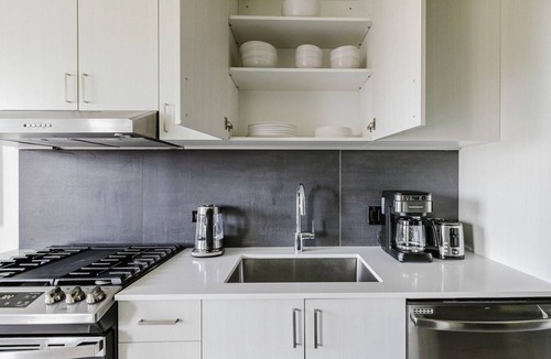 Old Town Apartment | Chic Old Town Studio w/Gym, W/D, Rooftop, Pet Area & A/C, by Blueground