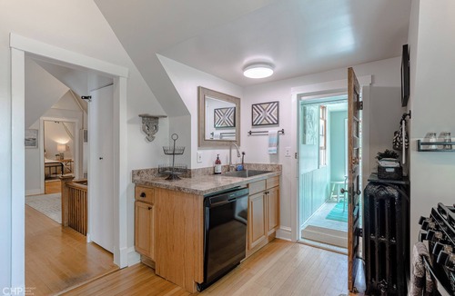 Oak Park Apartment | Chic Retreat, 2 Queen Beds, FREE PARKING, Walk to Train