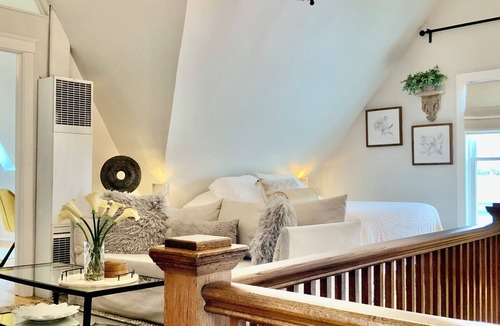 Oak Park Apartment | Chic Retreat, 2 Queen Beds, FREE PARKING, Walk to Train