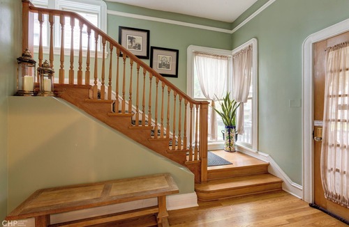Oak Park Apartment | Chic Retreat, 2 Queen Beds, FREE PARKING, Walk to Train