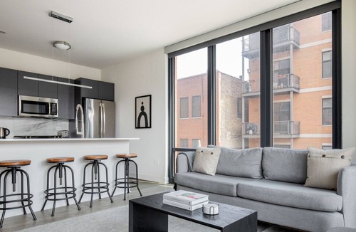 River West Apartment | Chic River West 2BR w/ Gym, Grills & Rooftop, nr I-90, by Blueground