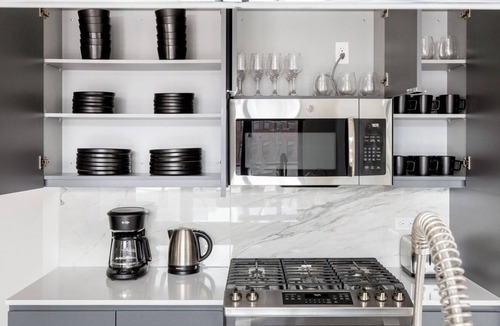 River West Apartment | Chic River West 2BR w/ Gym, Grills & Rooftop, nr I-90, by Blueground