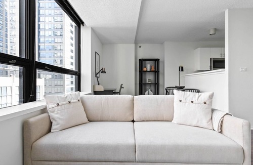 Streeterville Apartment | Chic Streeterville Studio w/Pool & Gym, nr Navy Pier, by Blueground