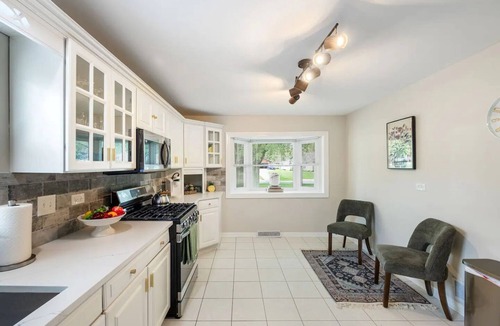 Palos Heights House | Chic & Stylish 3-bedroom house in Palos Heights