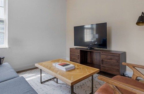 Uptown Apartment | Chic Uptown 1BR w/ Rooftop & Gym, nr Hospital & Beach, by Blueground
