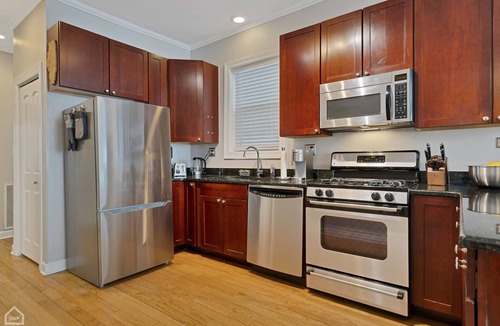Lakeview Condo | Chic Urban Retreat Near Wrigley Field w/Parking