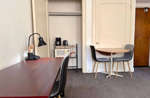Gold Coast Apartment | Chic Vintage Studio in the Gold Coast