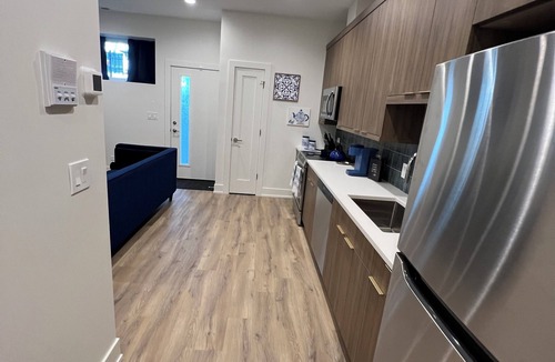 Woodlawn Apartment | Chicago 1-bedroom/1 Office apartment: welcoming Chicago with AC, onsite laundry