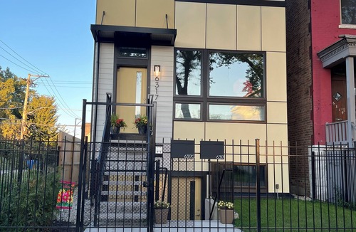 Woodlawn Apartment | Chicago 1-bedroom/1 Office apartment: welcoming Chicago with AC, onsite laundry