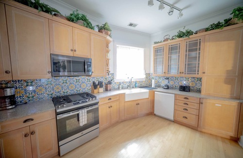 Lake View East House | Chicago Bootlegger House Sleeps 11-22 with 3 parking spots