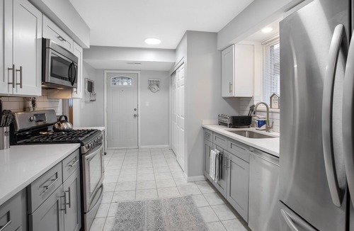 West Ridge Apartment | Chicago charm! Quiet and inviting !