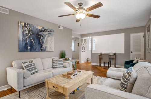 West Ridge Apartment | Chicago charm! Quiet and inviting !